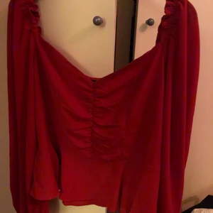 Röd blus - En röd blus från H&M, aldrig använd.