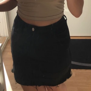 Jeanskjol  - Säljer min svarta jeanskjol från h&m i storlek M men skulle säga att den passar S mer! 80kr+ frakt 💕