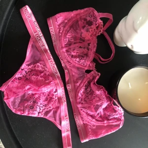 Spets set  - Bh använd 2 ggr, stringen aldrig använda (inte ens prövade) säljer de då de e för små! Köpta för 650kr storlek bh - 75D storlek string - M