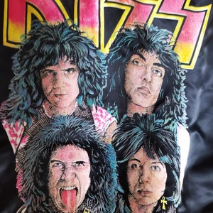 Kiss bomberjacka strl S - Har bara hängt på min vägg. Strl S, Röd quiltad insida. Super cool! Djur och rökfritt hem, samfraktar gärna så kika in mina övriga annonser 🖤 frakt 66:- spårbart!