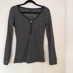 Otroligt fin tröja strl Xs - Riktigt fin tröja i storleken Xs. Använd ett par gånger men det är i fint skick. Personligen älskar jag passformen på den då den sitter väldigt fint. Tyvärr passar den inte mig längre. Den är köpt från Gina Tricot