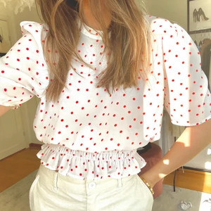 Ginatricot blus - Jättesöt prickig blus ifrån Ginatricot. Kommer inte mer till användning så därför säljer jag den. Storlek 36, fint skick. Budgivning.