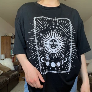 Shein svart oversize tröja med tryck strl M - Helt oanvänd oversize tröja från Shein! Säljer pga den tyvärr inte kommer till användning. Köparen står för frakten annars kan jag mötas upp i Göteborg :)