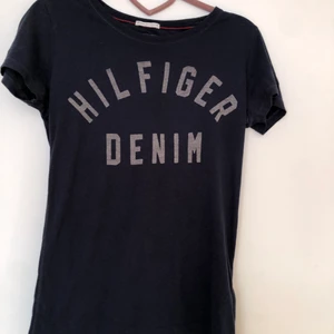 Hilfiger T-shirt strl S - T shirt från Hilfiger denim i strl S. T-shirten är i fint skick. Möts upp i Göteborg eller fraktar då köparen står för det.