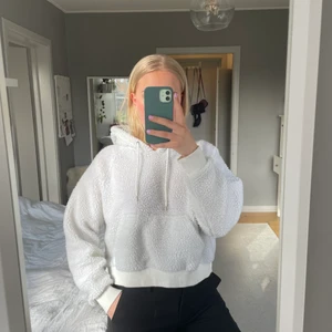 Teddy - En hoodie i teddymaterial. Köpt här på plick men knappt använd av mig. Skicket är bra men det märks att den är använd i form av noppror på insidan. Vääldigt mysig och varmgosig 🍦🍦