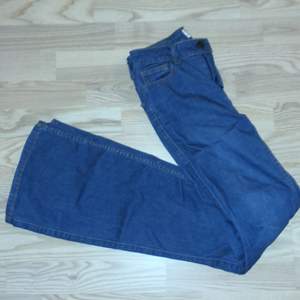 Stretchiga Bootcut jeans i storlek 34.