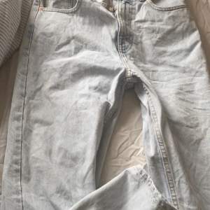 Snygga jeans från zara storlek 36. Köpte för 399. Använt 1 gång då dom är lite försmå för mig❤️