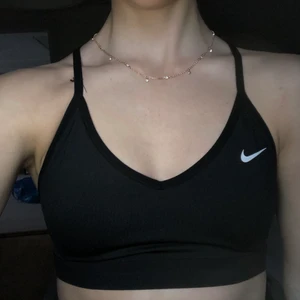 Nike sporttopp strl. S - Svart sporttopp från Nike strl. S. Inte vadderad. Enkel och superfin! Mycket bra skick!! Gratis frakt.
