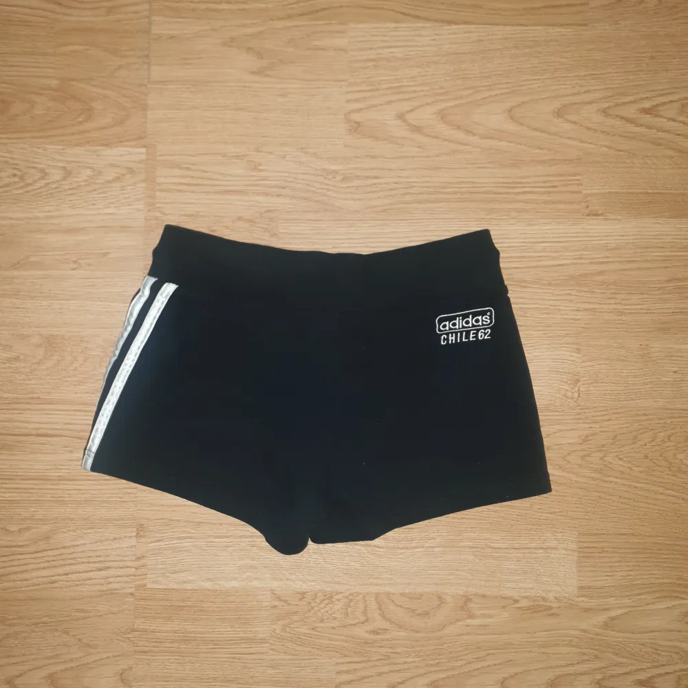 Adidas stl S/M 200kr. Shorts.