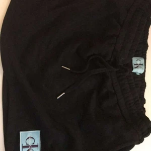 Kjol CK - En fin kjol , med snörre i midjan och två fickor.  Köpt från Johnells bara testad.