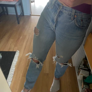 Levis 501 - Säljer dess populära ljusblå jeansen, Levis 501 med hål. Säljer pga att de tyvärr blivit för små❤️ nypris ca 1200kr