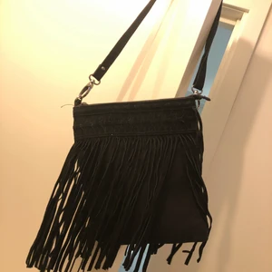 Fringe Bag - Fringe bag, svart axelremsväska från Indiska med mockadetaljer. 