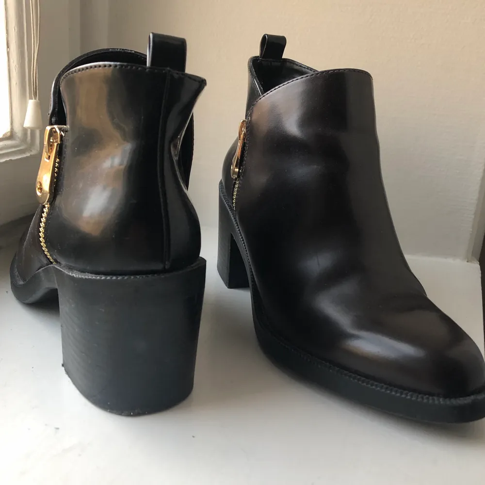 Oanvända Zara ankel boots! Svart/bruna med dragkedja. Klackhöjd på ca 4cm. 💘. Skor.
