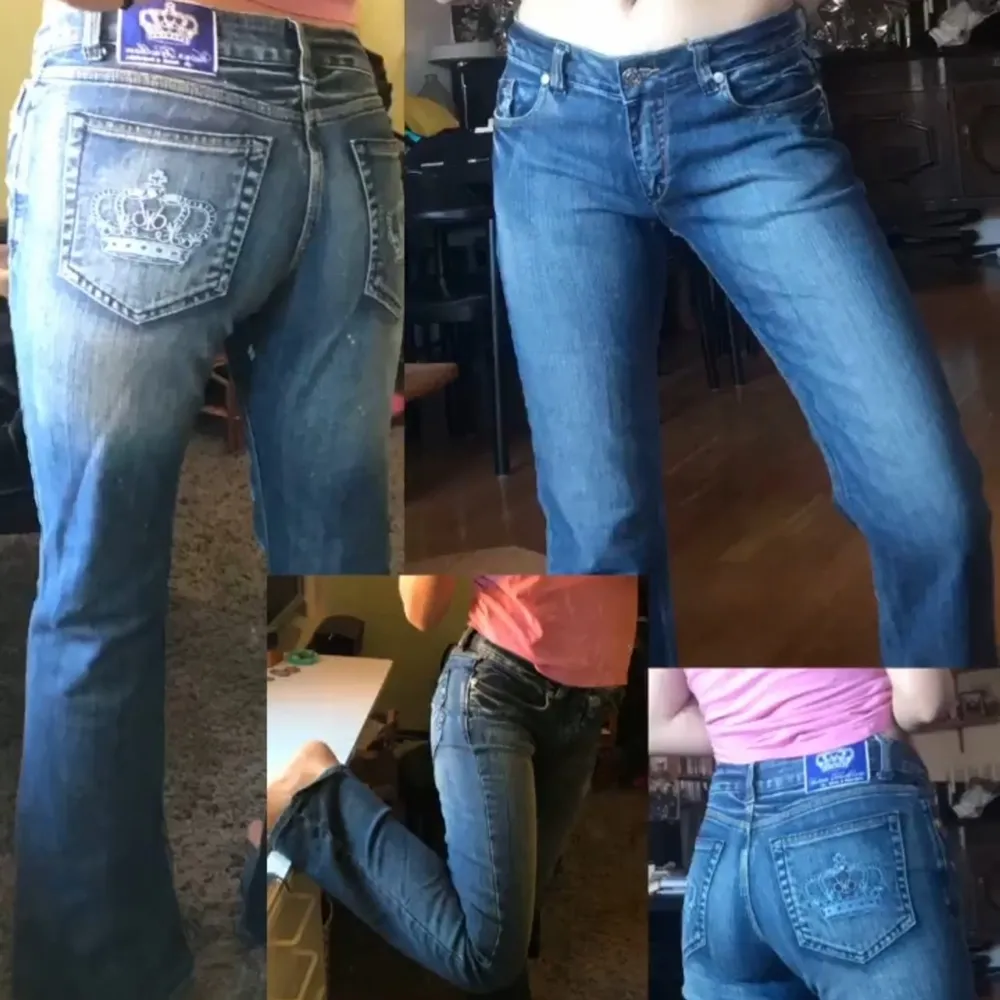 2000talets mest iconiska jeans!! 💗🌟 Lågmidjade, bootcut, glittrande kronor på rumpan, allt man vill ha!  Jag har tagit alla bilderna, är själv kanske storlek M /28 i midjan och 167cm lång, dessa är ganska små i storleken . Jeans & Byxor.