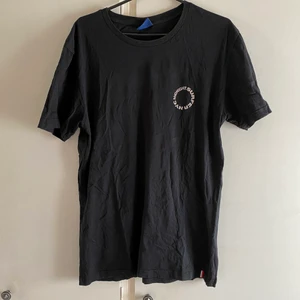 Basic t-shirt - Enkel t-shirt med mindre tryck. Fint skick. 