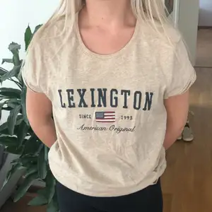 Jag säljer en beige t-shirt från Lexington. I befintligt skick. Kontakta mig i dm om du är intresserad