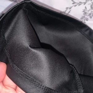 Utsvängda skinnbyxor  - Oanvända utsvängda skinnbyxor i stl. S