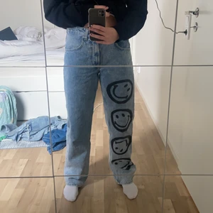 Bershka  - Säljer mina as balla jeans från bershka, kommer tyvärr inte till användning. Köparen står frakten, buda eller köp direkt för 350 plus frakt!