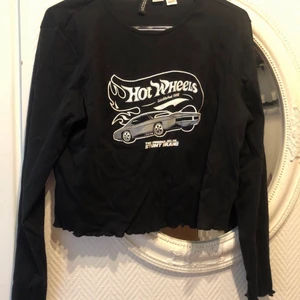 Kort tröja  - Det är en magtröja med bil på 