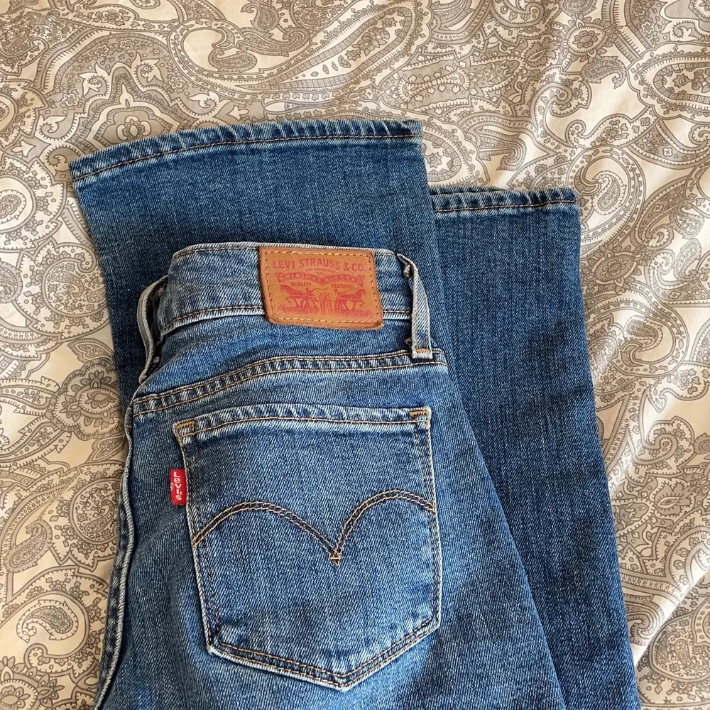Trendiga Lågmidjade utsvängda Levis jeans.Dom är nästan raka men lite utsvängda. Jätte fina och jätte bra skick. Knappt använda, säljer pga att dom är för små. Lägg ett bud💕. Jeans & Byxor.