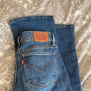 Levis 715 Bootcut - Trendiga Lågmidjade utsvängda Levis jeans.Dom är nästan raka men lite utsvängda. Jätte fina och jätte bra skick. Knappt använda, säljer pga att dom är för små. Lägg ett bud💕