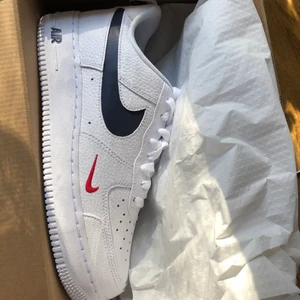 Nike Air Force 1 LV8 - Helt nya, aldrig använda. Säljer pga för att de är för små och ej gick att lämna tillbaka. Säljer för 1150kr exklusive frakt!