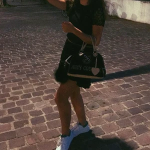 Juicy couture väska - Säljer min fina juicy couture väska som är väl använd. Köpt för cirka 5 år sedan så har inte kvar kvitto. Om du är intresserad skicka ett meddelande så skickar jag bild på hur väskan ser ut inuti osv!💗