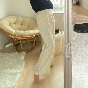 Byxa - SUPERfräsch tunnare byxa i beige/krämvit. 