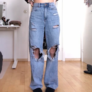 jeans med hål - Köpte dessa snygga jeans här på plick, men tyvärr var de en aning för stora så är tvungen att sälja vidare😖 Jättefint skick och ursprungligen från h&m tror jag. Frakt tillkommer🥰💞