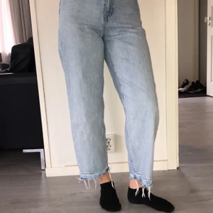 Levis byxor  - Säljer dessa byxor som jag köpte men inte kom till användning. Köpte dom för 1200 och säljer för 300. Frakten är 62kr och modellen på bilden är 175. DMa om ni är intresserade🙌🏽