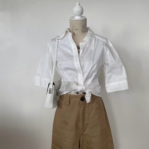 Na-Kd Workwear Wide Pants - Beige🤎 - Nypris $48. Säljer för 199 kr men priset kan självklart diskuteras🤎  Skitsnygga trendiga beiga byxor från Na-Kd. Säljer dom pga att de aldrig kommit till användning. De är i tunt material som passar perfekt nu till våren/sommaren, och är även lite kortare vid anklarna så de passar perfekt för både långa och korta tjejer. För långa tjejer kommer de sitta kortare på anklarna, som de gör på modellen och är menade att göra, och på kortare tjejer kommer byxor vara i normallängd.🤍🤎  Stylingtips: Dessa byxor, med en vit skjorta som knutits till en magtröja, air force 1, vit axelremsväska och silverringar🤎👜🐻🪐🍪🎞  Om du har några funderingar eller vill ha fler bilder på byxorna så släng bara iväg ett meddelande!