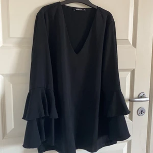 En jättefin blus från Gina tricot. - Jättefin svart blus från Gina Tricot. Knappt använd. Storlek 34.