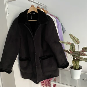 Superskön jacka/kappa - En thriftad jacka i fake mocha med fuskpäls på insidan. superskön och snygg men kommer tyvärr inte till använding. Passar från S-L beroende på hur man vill att den ska sitta 