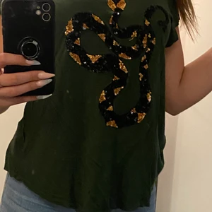 En snacke tröja - En tröja som bara har varit o min gaderobb utan användning. Den är som ny använd 1 gång🙃 finns inte o köpa i hm längre