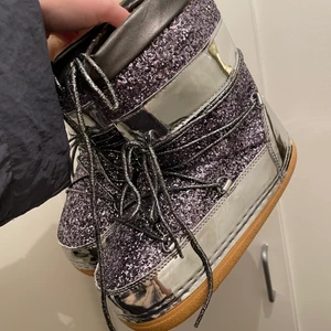 Glittriga ”moonboots” - Säljer dessa helt oanvända glittriga bootsen som liknar moonboots. De är i storlek 37/38 men passar en 37 då de var lite små för en 38! Köparen står för frakt❤️