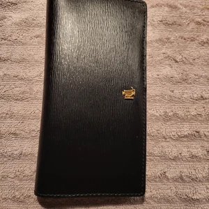 Ralph Lauren plånbok  - Ralph Lauren plånbok använd skick men bra; endast liten sliten vid inner Sudan mittersta på kanterna se enligt bild,