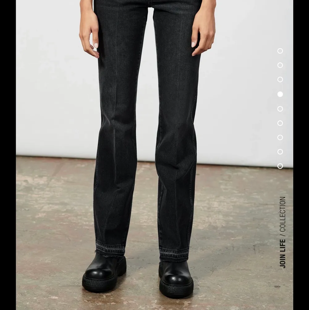 Svarta/gråa supersnygga jeans med lite lägre midja. Är full length modell. Slutsålda på zara!! Köparen betalar frakten! Skickar gärna fler bilder, bara o skriva!. Jeans & Byxor.