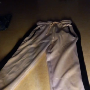 Rosa svarta spralliga byxor 40 kr plus fakt15kr - Använd två eller tre gånger