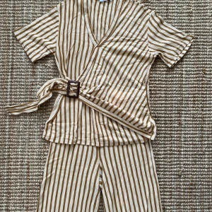 Randigt set från Zara - Mjukt set från Zara som är använt alldeles för lite. Älskar det! Haft på sommar som sena höstkvällar. Stl S på båda. 