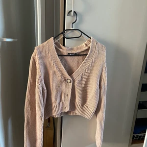 Stickad kofta  - Oanvänd stickad kofta i jättefin beige färg