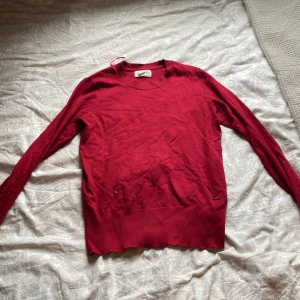 Lindex - Röd fin tröja med 3 guldiga knappar på vardera sida. Passar s men är i xs. Köparen står för frakten om det ska skicka!🥰