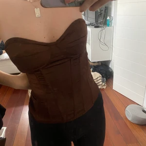 Brun korset  - Brun korsett i storlek XS. Jag har i vanliga fall xs/s och den passar bra till mig