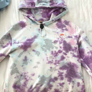 Ellese hoodie - Säljer min ellese hoodie då den aldrig kommer till användning längre tyvärr. Är i bra skick. Man kan spänna åt den långst ner på tröjan och vid halsen. St 38 men passar en S-M:) Kan finnas lite små fläckar men inget som syns direkt (kom privat isåfall för bilder) 