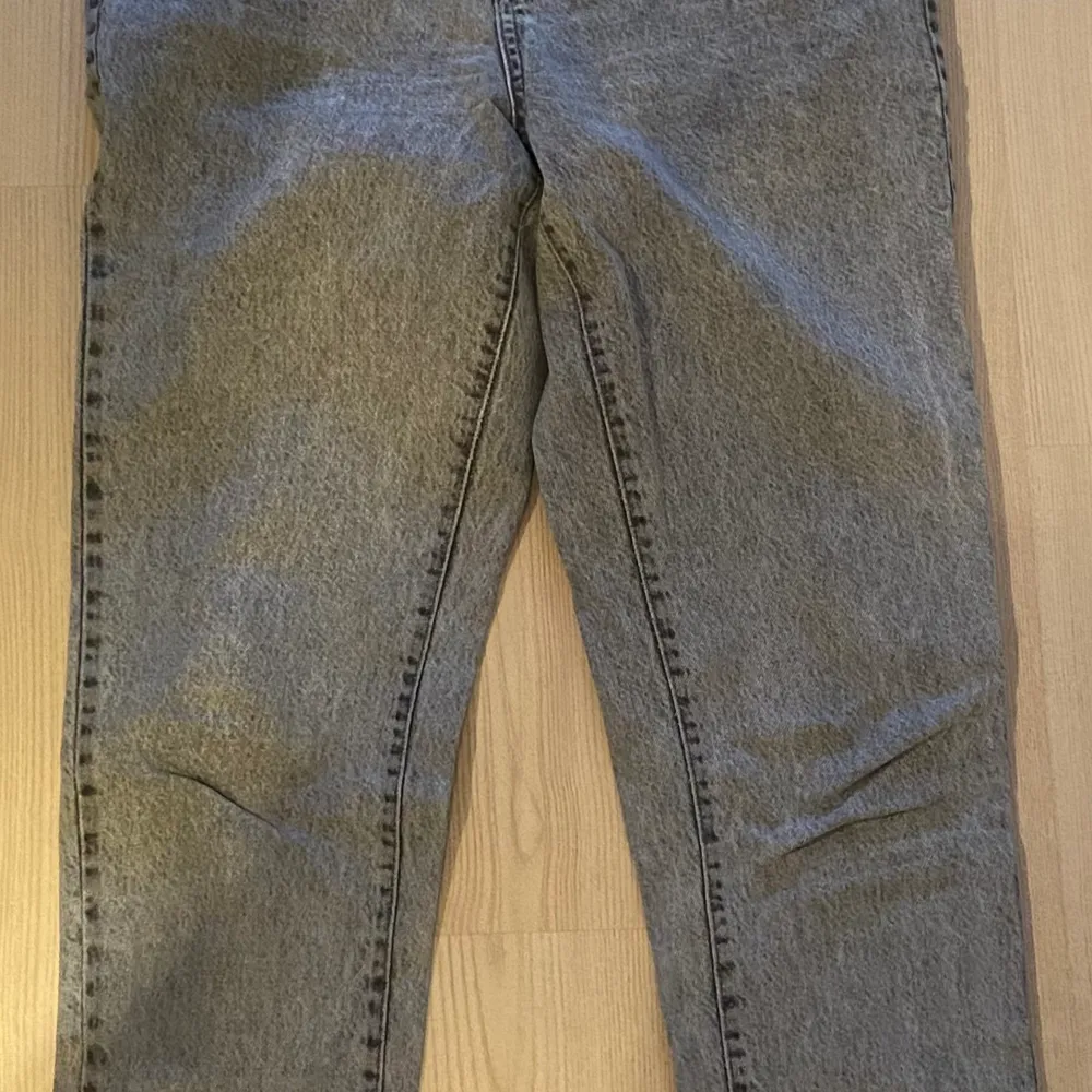 Gråa momjeans från gina tricot, jättefin tvätt nu inför våren! Storlek 40. Färgen är som på första bilden och gör sig inte rättvis av ljuset på min bild. . Jeans & Byxor.