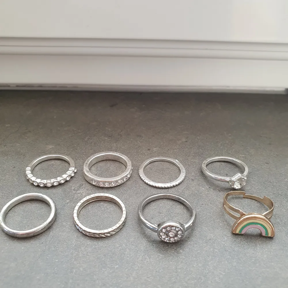 Första bilden: Ringar i okänt material. 10 kr styck eller alla för 50kr.  Andra bilden: Ringar i silver 50kr styck. Sista bilden 30 kr, den är lite trasig i kanterna.❤. Accessoarer.