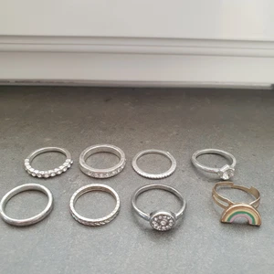 Ringar - Första bilden: Ringar i okänt material. 10 kr styck eller alla för 50kr.  Andra bilden: Ringar i silver 50kr styck. Sista bilden 30 kr, den är lite trasig i kanterna.❤