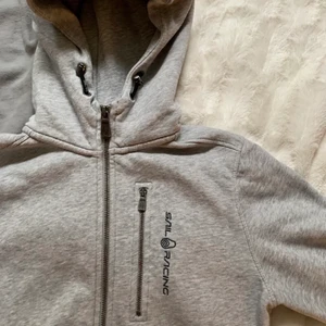 Sail Racing hoodie - Säljer min Sail Racing hoodie som ej kommit till användning här! Inga defekter eller fläckar😊 Tveka inte på att skriva vid intresse! Frakt kostnad tillkommer💗 (Lånade bilder) pris kan diskuteras 