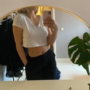 Prickig topp - Superfin prickig topp som knappt är använd. Den är stretchig och jättemjuk. Storlek M men skulle säga att den passar XS-M. 50kr+frakt.🤩🤩🤩