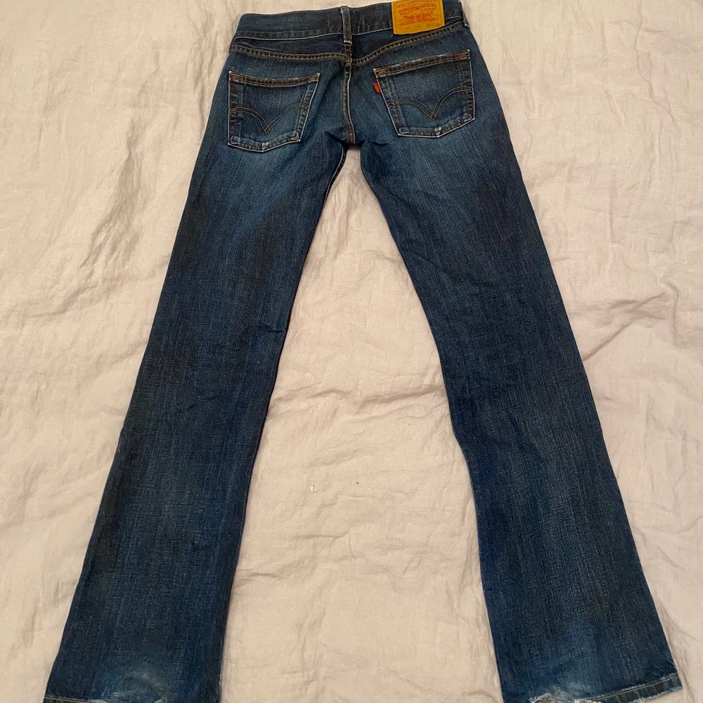 Säljer nu mina älskade långa, raka och lågmidjade vintage Levi’s jeans för att jag har för många liknande! Köpta second hand i Barcelona och i jättebra skick! Skriv privat för mer info💞  för långa för mig som är 165cm!! Bud på 550kr eller köp direkt för 650, finns kvar så länge annonsen är uppe!. Jeans & Byxor.