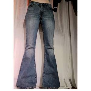 Snyggaste lågmidjade vintage-jeansen från miss sixty i storlek 27, älskar dom men tyvärr är de för tajta. Midjemått är: 78 cm, innerbenslängd: 80 cm. Jag är 167. Skriv om ni har några frågor💗💗